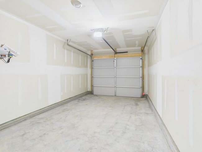 Building Photo - Great 2 Bedroom in West Plains District