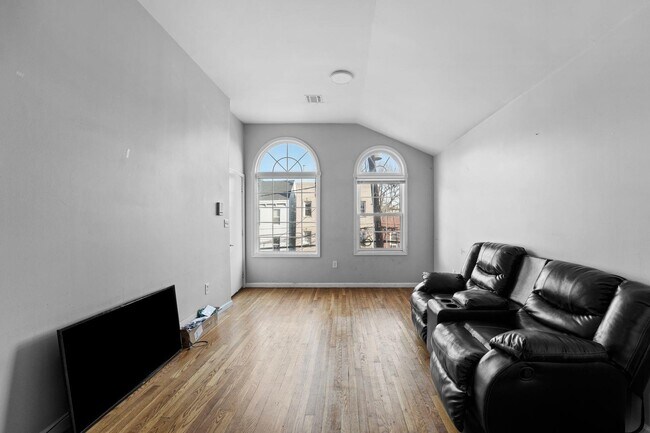 Building Photo - 347 Palisade Ave