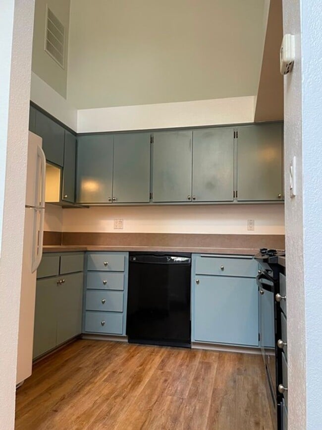 Building Photo - 2 bedroom townhouse
