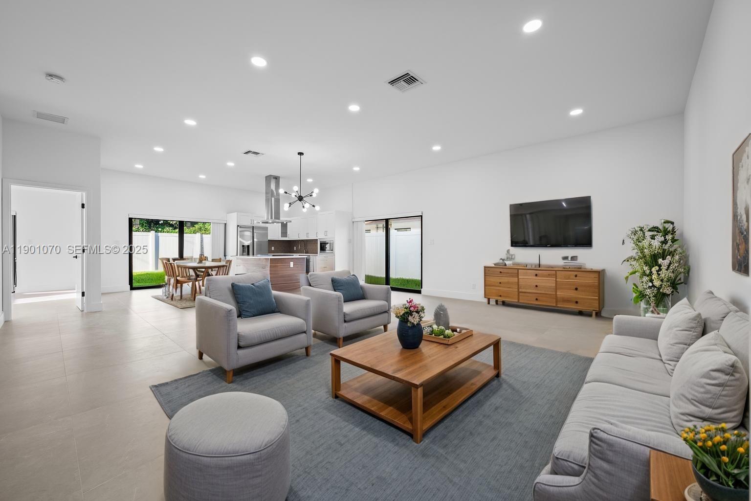 Building Photo - 1041 W Lakewood Rd