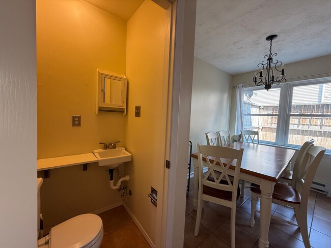 Building Photo - 3 Bedroom Townhome in Woods Edge!