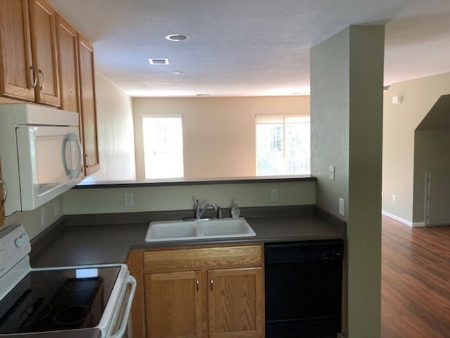 Building Photo - Excellent 3-Bed 2-Bath Home in Central For...