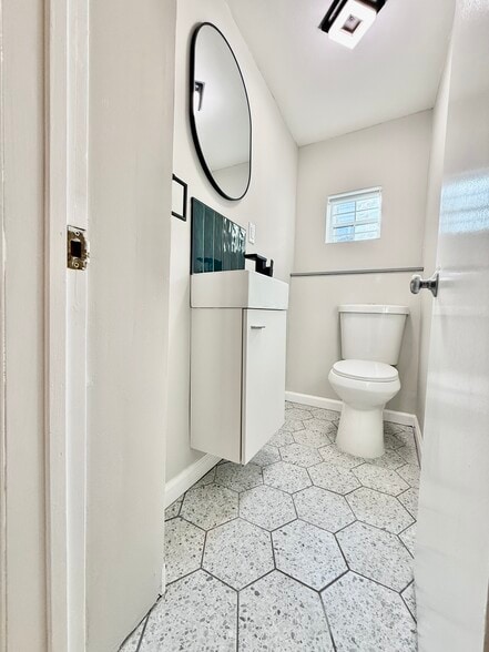 Building Photo - 2322 S Hutchinson St