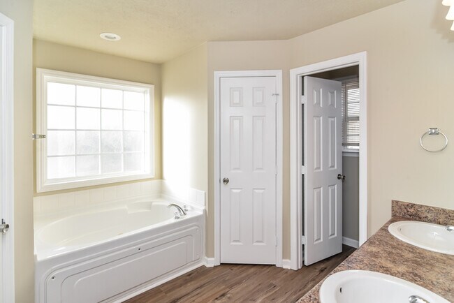 Building Photo - 237 Chestnut Oak Cir