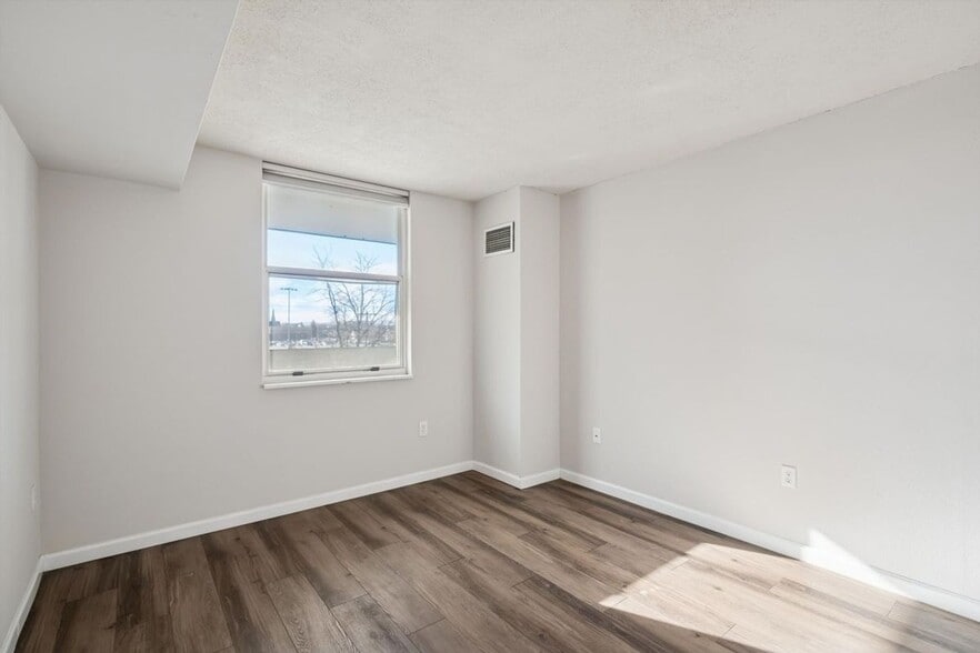 Building Photo - 601 W 11th Ave