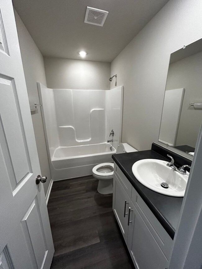 Building Photo - Brand Sparkling New 3 bedroom 2 bathroom h...