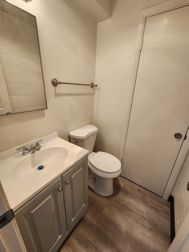 Building Photo - Remodeled 2 Bedroom Apartment