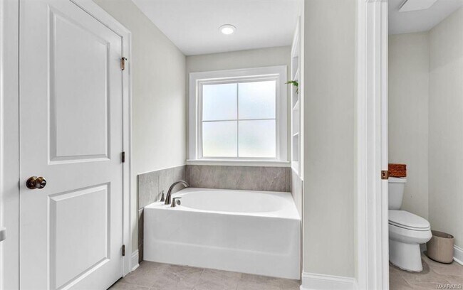 Building Photo - 253 Pedric Dr