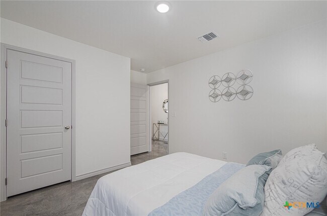 Building Photo - 765 Freedom Cir