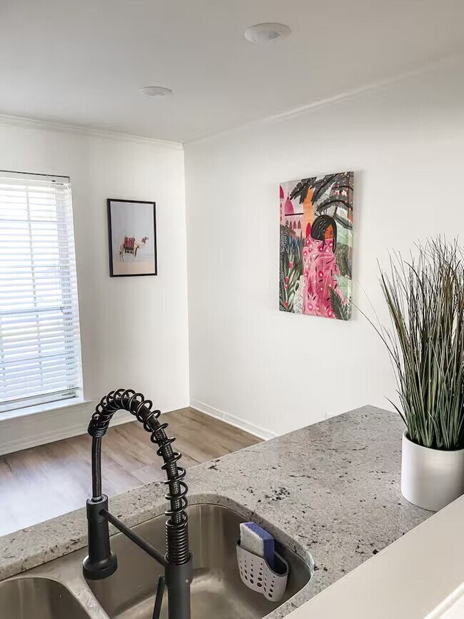 Building Photo - 253 E Stephenson St