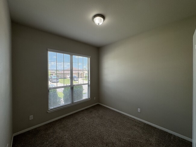 Building Photo - 5611 Markham Dr