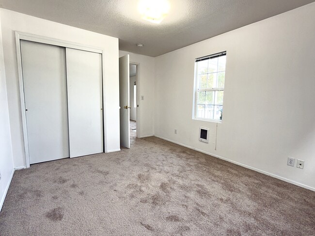 Building Photo - 905 NE 94th Ave