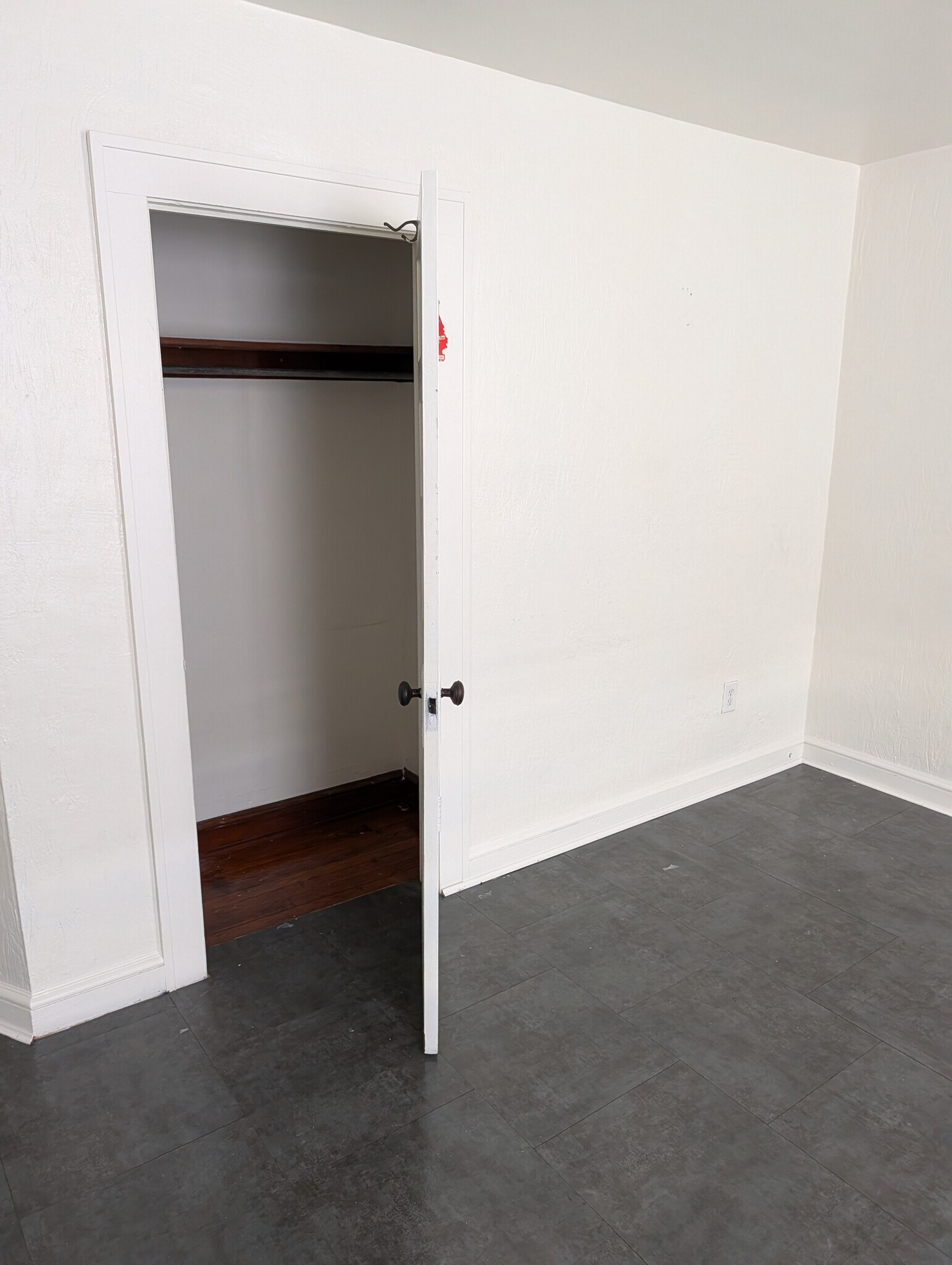 Building Photo - 319 W 11th St