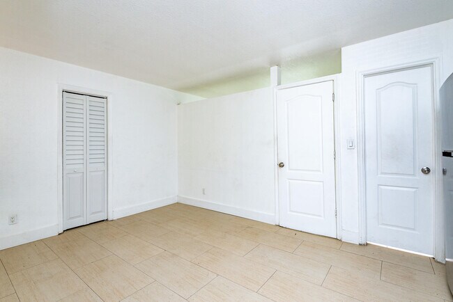 Building Photo - 4081 N Dixie Hwy