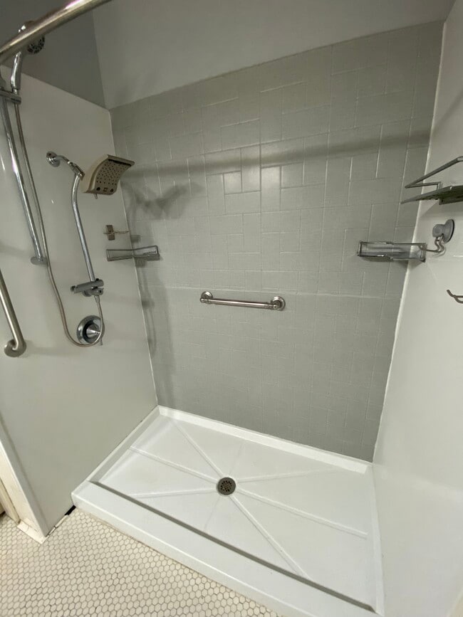 Building Photo - 156 College St