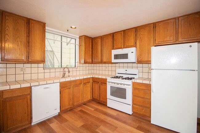 Building Photo - Spacious 3 Bed/2 Bath Flat with Stunning City Views | AMSI | Alexandr Metlinski