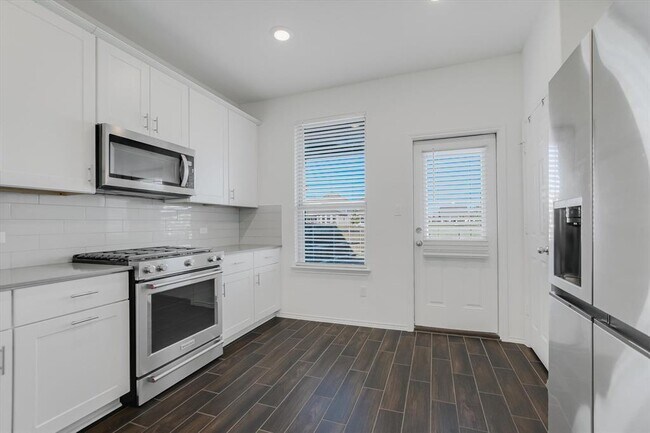 Building Photo - 661 Pickrell Lp