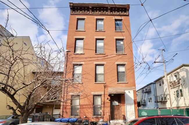 Building Photo - 206 4th St