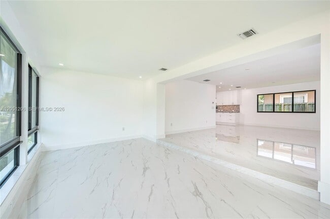 Building Photo - 1621 S Treasure Dr