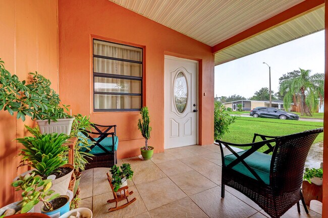 Building Photo - 141 SE Serenata Ct