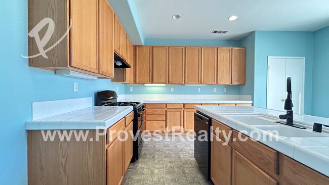 Building Photo - 5 Bedroom, 3.5 Bathroom Victorville Home w...