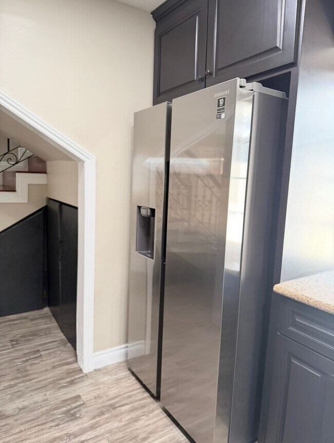 Building Photo - 5 Bed 3 Bath House Available Now!