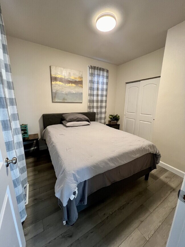 Building Photo - Renovated Short Term Rental!