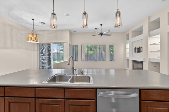 Building Photo - 4385 S Crosscreek Dr