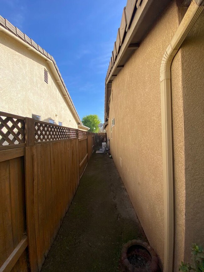 Building Photo - Gated Community of Grand Island in Seven Oaks 2 BD 2 BA Gorgeous House