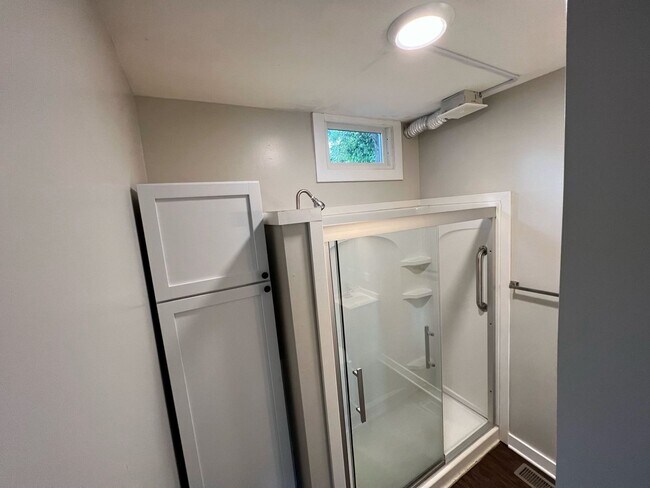 Building Photo - 700 W Powers St