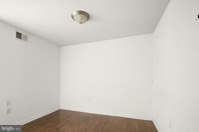 Building Photo - 1631 W Girard Ave