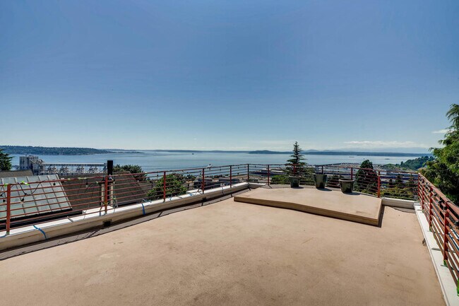 Building Photo - Queen Anne Home