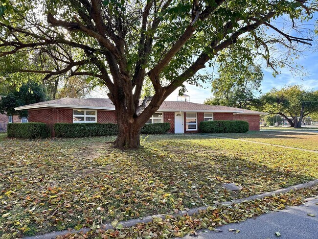 Primary Photo - 703 Pecan St