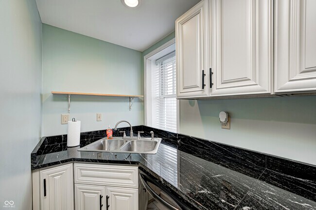 Building Photo - 230 E 9th St