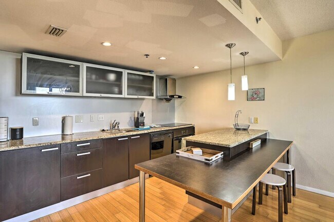 Building Photo - 701 S Madison Ave