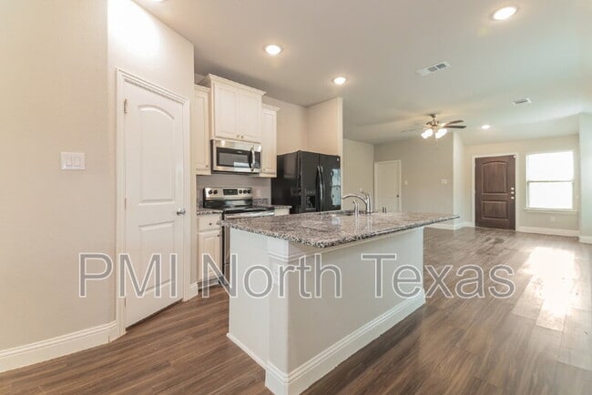 Building Photo - 6415 Graceland Dr