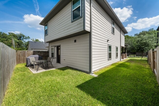 Building Photo - 910 Mansfield St