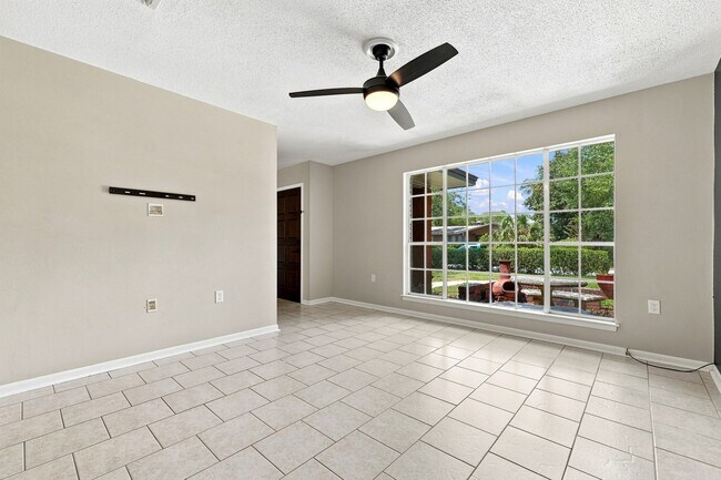 Building Photo - 1510 Royal Palm Dr