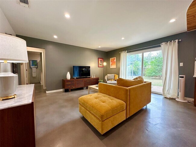 Building Photo - 2707 Ashdale Dr