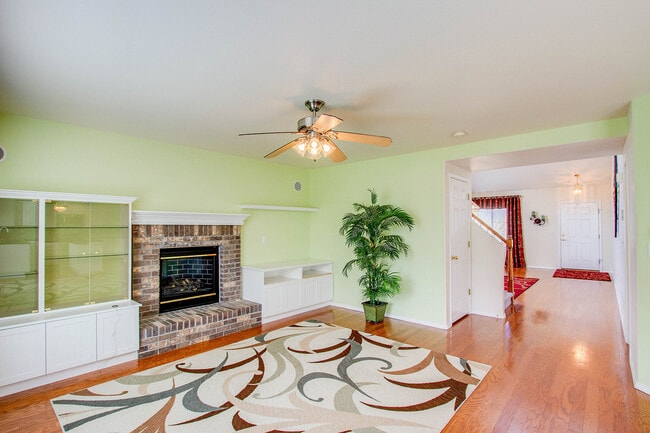 Building Photo - Impeccable 5 Bedroom Home with Mountain Views