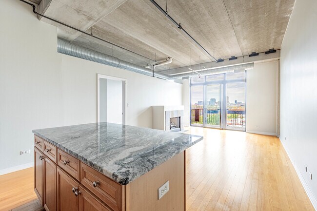 Building Photo - 811 W 15th Pl