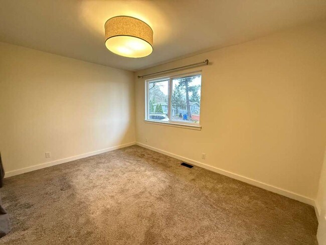 Building Photo - Stunning 4 Bed 3 Bathroom Home!