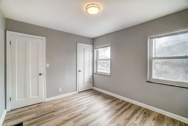Building Photo - 2 Bedroom, 1 Bathroom with Large Backyard!