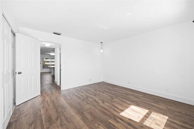 Building Photo - 1100 Crystal Lake Dr