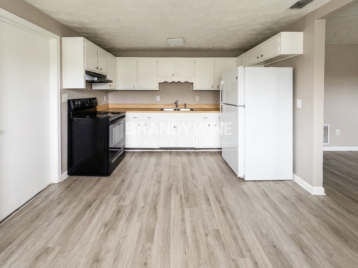 Building Photo - 8409 Red Holly Ln