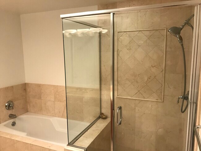 Building Photo - 1951 N Beachwood Dr