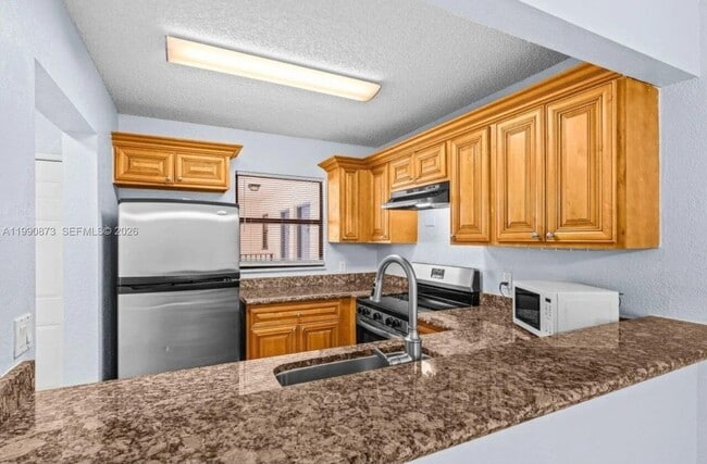 Building Photo - 1495 Lake Crystal Dr