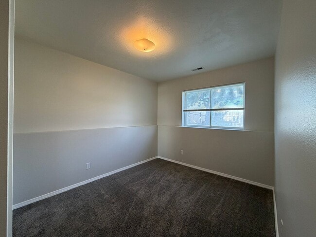 Building Photo - Great 4 bed 2 bath home with RV parking in...