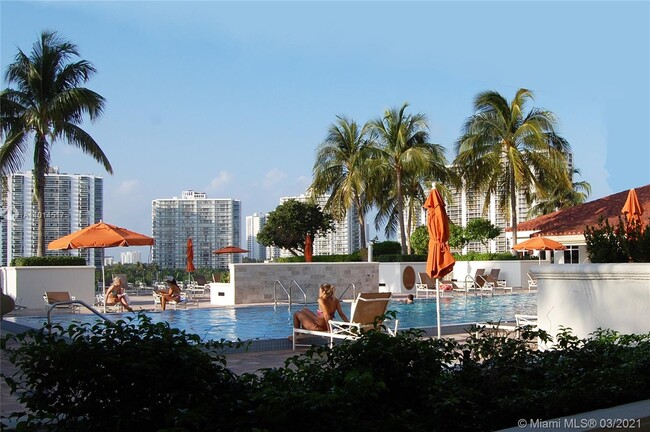 Building Photo - 20000 E Country Club Dr