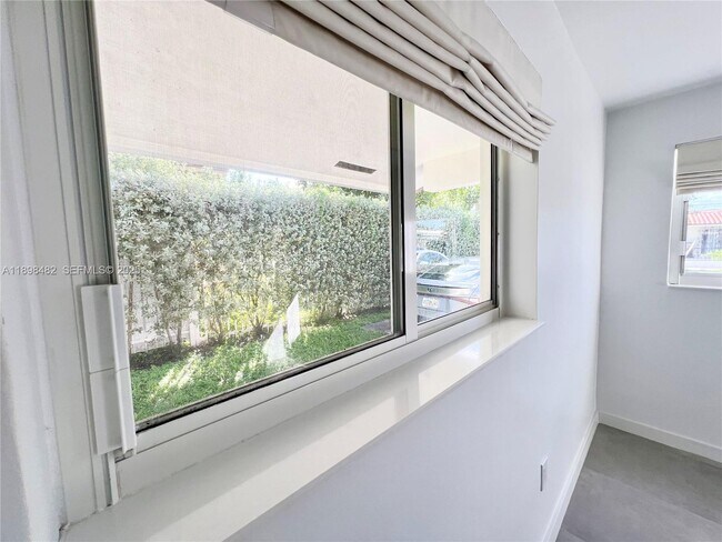 Building Photo - 2827 SW 24th St